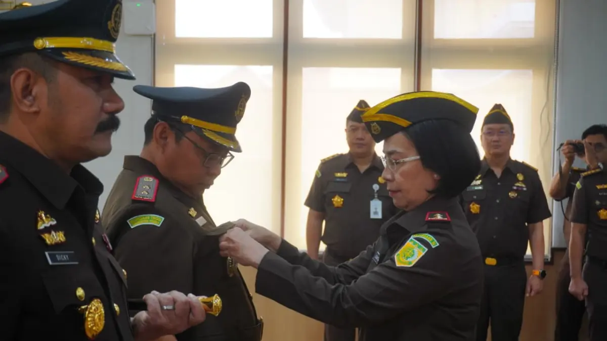 Kajati Bali Chatarina Muliana (kanan) melantik Medie (tengah) sebagai Kepala Kejaksaan Negeri Tabanan, kemarin.&nbsp;(Foto Istimewa) 