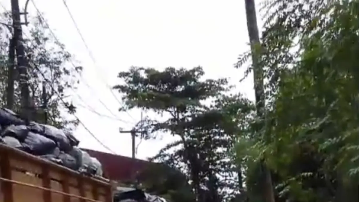 Suasana anteran truk pengangkut sampah di TPA Mandung, Sembung Gede, Kerambitan Tabanan. (Istimewa) 