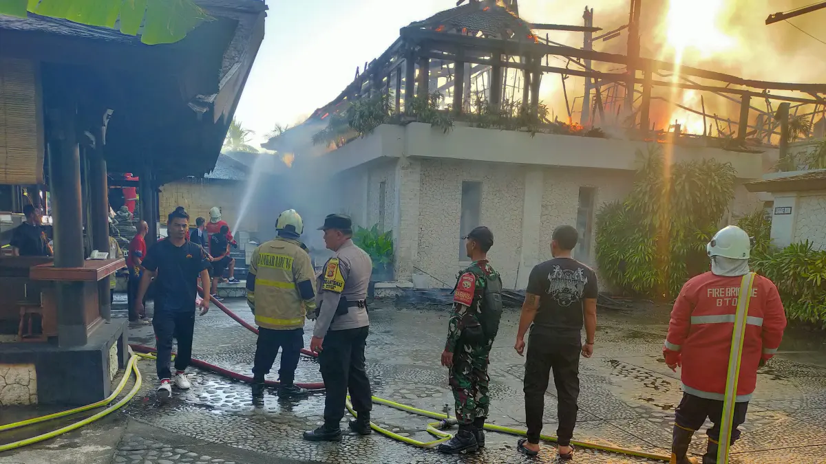Petugas pemadam kebakaran berjibaku memadamkan api yang melalap Agung Restoran di kawasan Hotel Club Med, Nusa Dua, Kuta Selatan, Jumat (24/4). (Foto Istimewa) 
&nbsp;