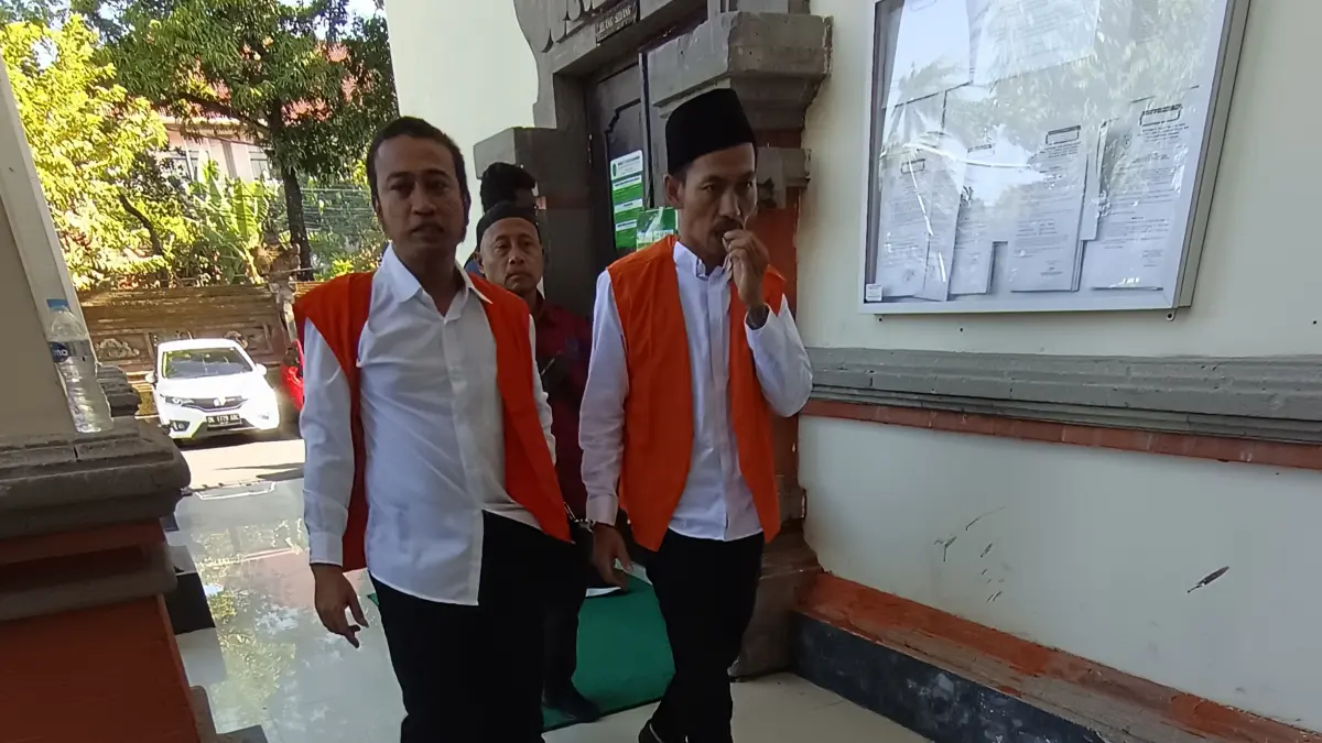 Terdakwa Dwi Hendra Setiyo Budi dan Hanafi usai menjalani sidang di PN Denpasar. (Foto M. Sandijaya) 