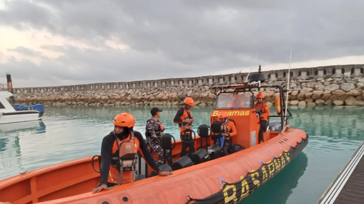 Proses pencarian Nyoman Rame, 49 tahun, petani asal Desa Bunga Mekar yang terseret ombak saat memancing di Pantai Kelingking, Nusa Penida, Kabupaten Klungkung, Jumat (24/4). (Foto Basarnas Bali) 