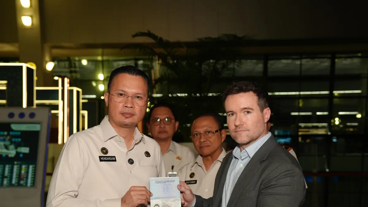 Proses penyerahan pelaku kepada perwakilan Amerika Serikat sebelum dideportasi. (Foto Istimewa) 