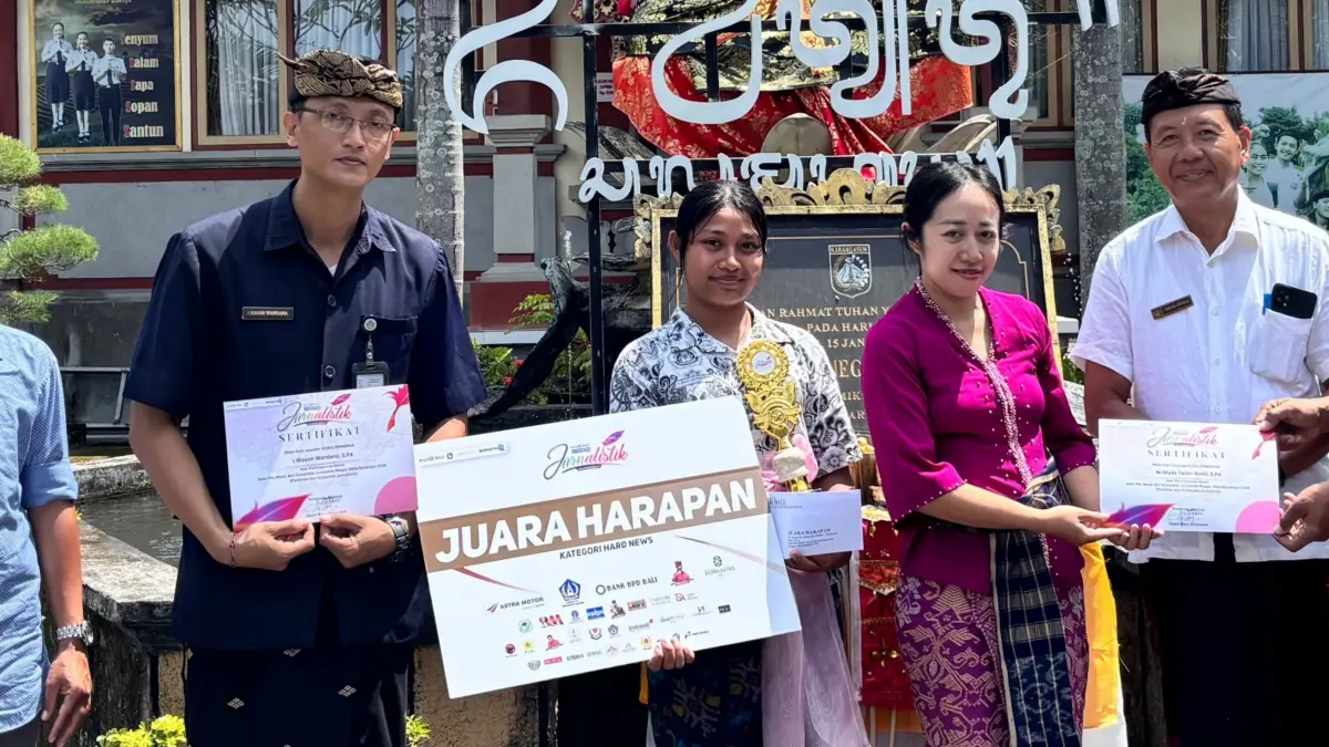 Tim penyelenggara Lomba Kompetisi Jurnalistik Jawa Pos Radar Bali tahun 2026 berkunjung ke SMKN 1 Amlapura, Kabupaten Karangasem, pada Kamis (23/4) kemarin. (Foto Zulfika Rahman) 