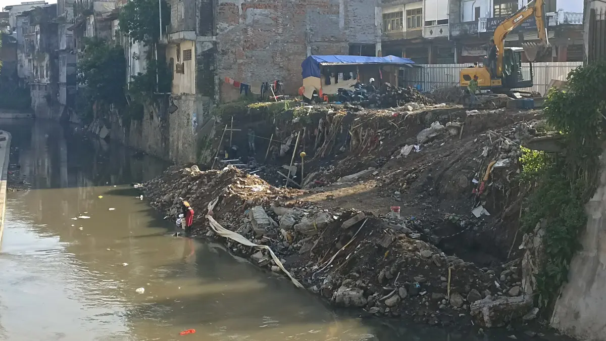 Pelaksanaan penataan sempadan Tukad Badung Denpasar yang jebol sedang dalam pengerjaannya. (Foto Adrian Suwanto)
