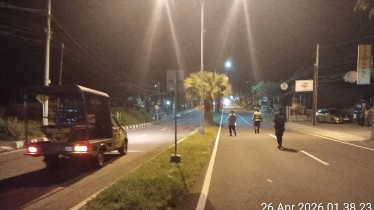 Anggota kepolisian saat membubarkan aktivitas balap liar di Jalur Sebelas, Minggu dini hari (26/4) kemarin.&nbsp; (Foto Istimewa) 