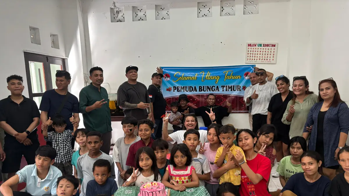 Kebersamaan anggota Pemuda Bunga Timur (PBT) Bali saat merayakan hari jadi ke-3 dengan menggelar aksi sosial berbagi bersama anak-anak Panti Asuhan Elisama di kawasan perbatasan Dukuh Sari, Sesetan, Denpasar Selatan, Minggu kemarin.&nbsp;(Istimewa) 