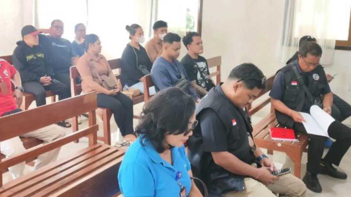 Pelaksanaan sidang tindak pidana ringan bagi pelanggar yang membuang sampah sembarangan di pinggir jalan, yang berlangsung di Pengadilan Negeri IA Denpasar. (Foto Adrian Suwanto) 