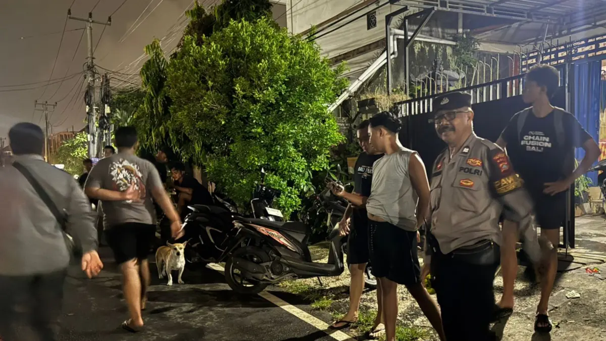 Polisi mendatangi lokasi ledakan di Jalan Sari Dana II No. 9, Banjar Uma Sari, Desa Ubung Kaja, Denpasar Utara. (Foto Adrian Suwanto) 