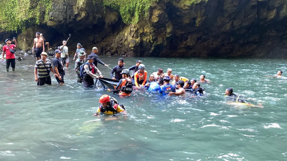 Pos Pencarian dan Pertolongan Buleleng untuk Radar Bali
Keterangan: Proses evakuasi jenazah Ardian Putra Wardana, pegawai BPS Buleleng, serta potret korban semasa hidupnya.(Foto Pos Pencarian) 