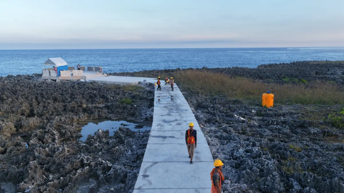 Proses pengerjaan penataan kawasan Peninsula Island yang telah memasuki pekan ke-16. (Foto Istimewa) 