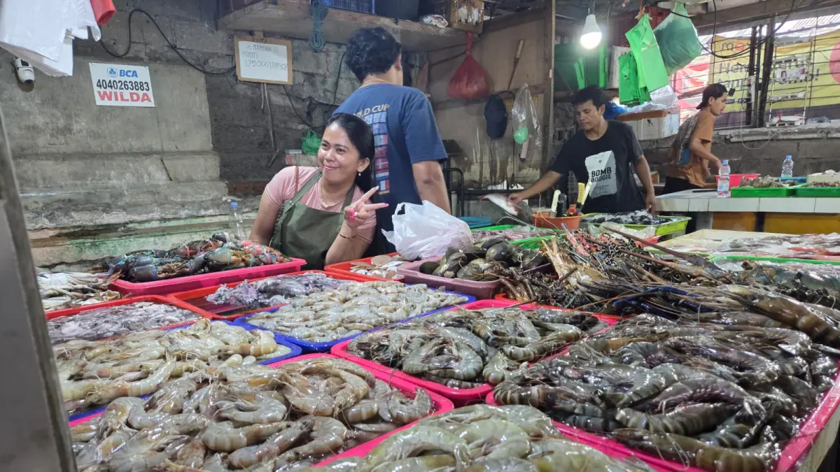 Aktivitas perdagangan di Pasar Ikan Kedonganan, Badung. (Foto: Marsellus Pampur)&nbsp;