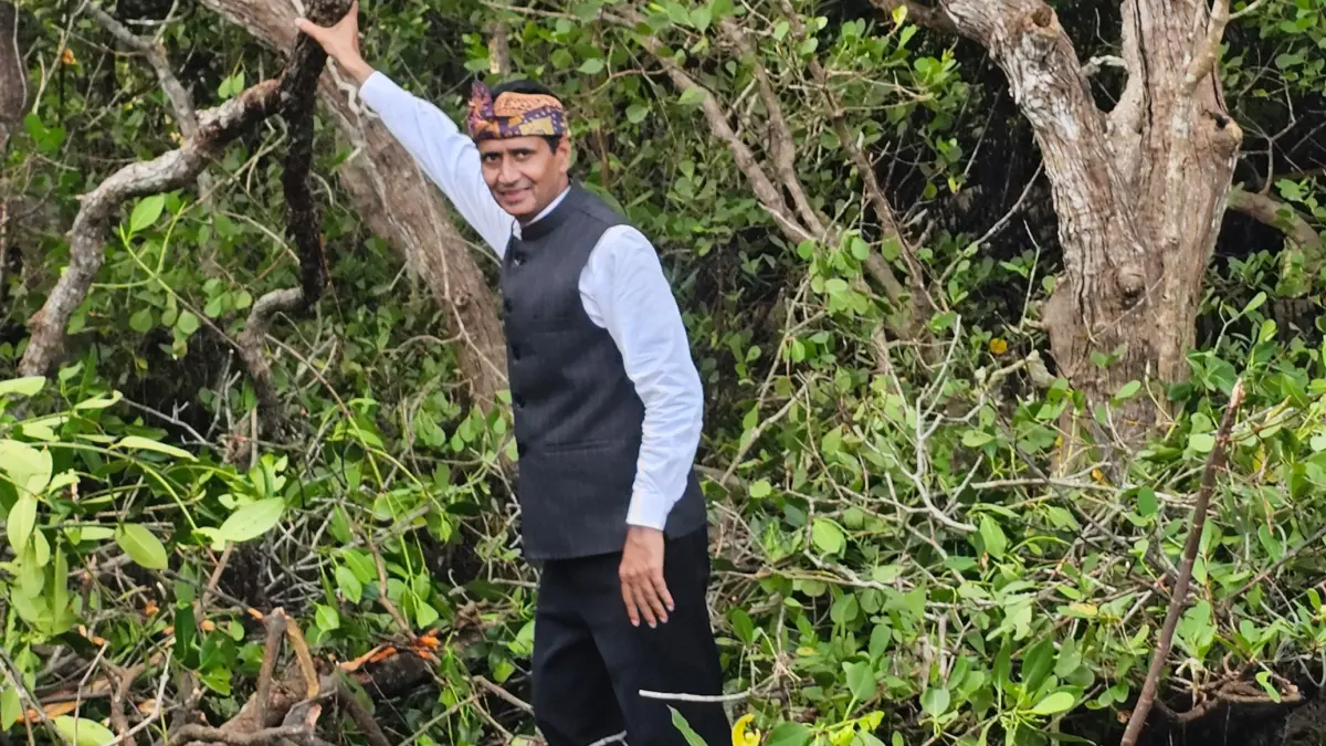 Anggota Pansus TRAP saat melakukan inspeksi mendadak (sidak) dan menemukan kondisi hutan mangrove yang diduga telah dibabat, Kamis (23/4) lalu. (Foto: Ni Kadek Novi Febriani)&nbsp;