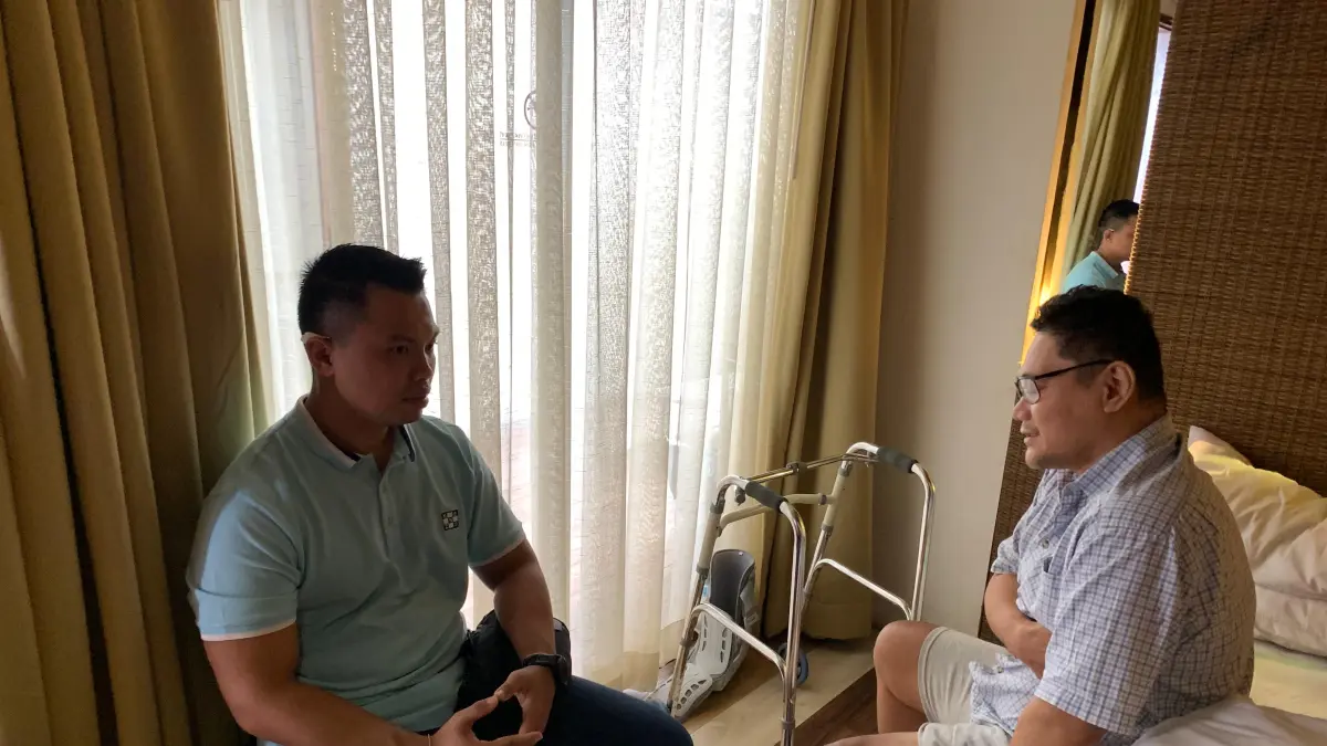 Legenda tinju nasional, Pino Jeffta Udayana Bahari alias Pino Bahari, 53, menjalani masa pemulihan. Ia masih harus beristirahat total dan menggunakan kursi roda akibat patah tulang yang dideritanya. (Foto Andre Sulla) 