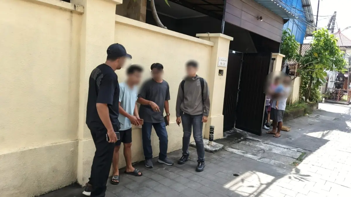 Petugas kepolisian saat melakukan penyelidikan dan pengamanan di lokasi bentrokan antar pemuda di kawasan Jalan Tujung Biru, Desa Pemogan, Denpasar Selatan. (Istimewa) 