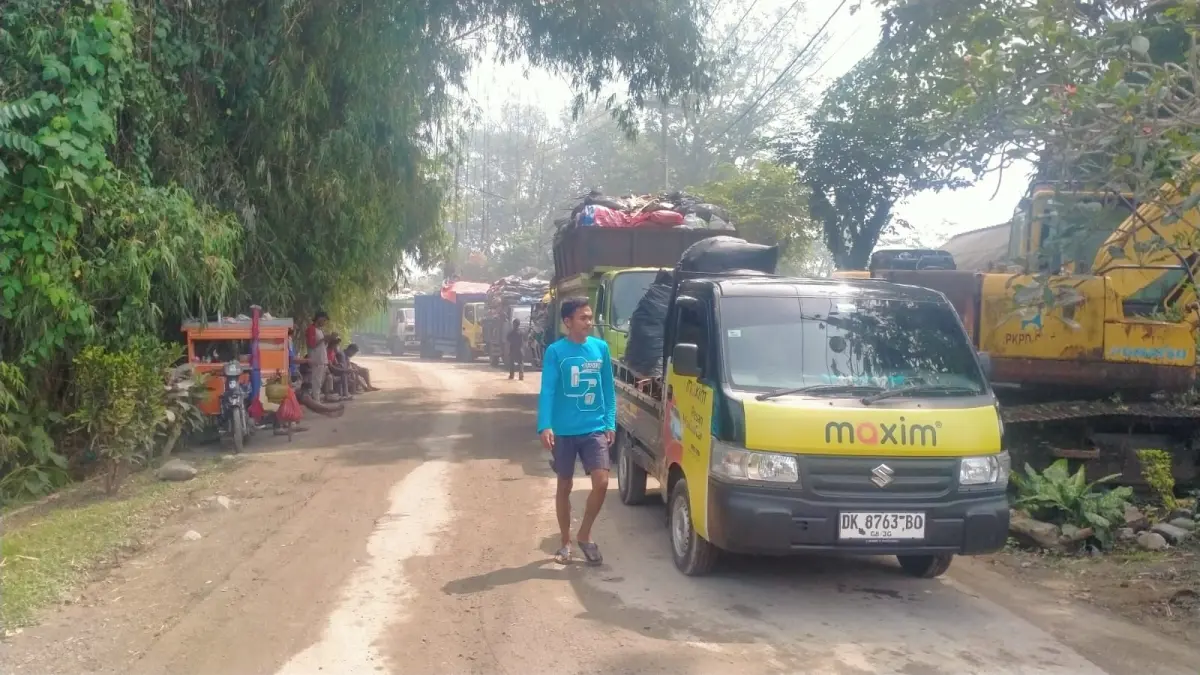 Suasana truk angkut sampah yang antre masuk ke TPA Mandung karena alat berat tidak bisa beroperasi akibat kekosongan bahan bakar. (Foto Juliadi)&nbsp;