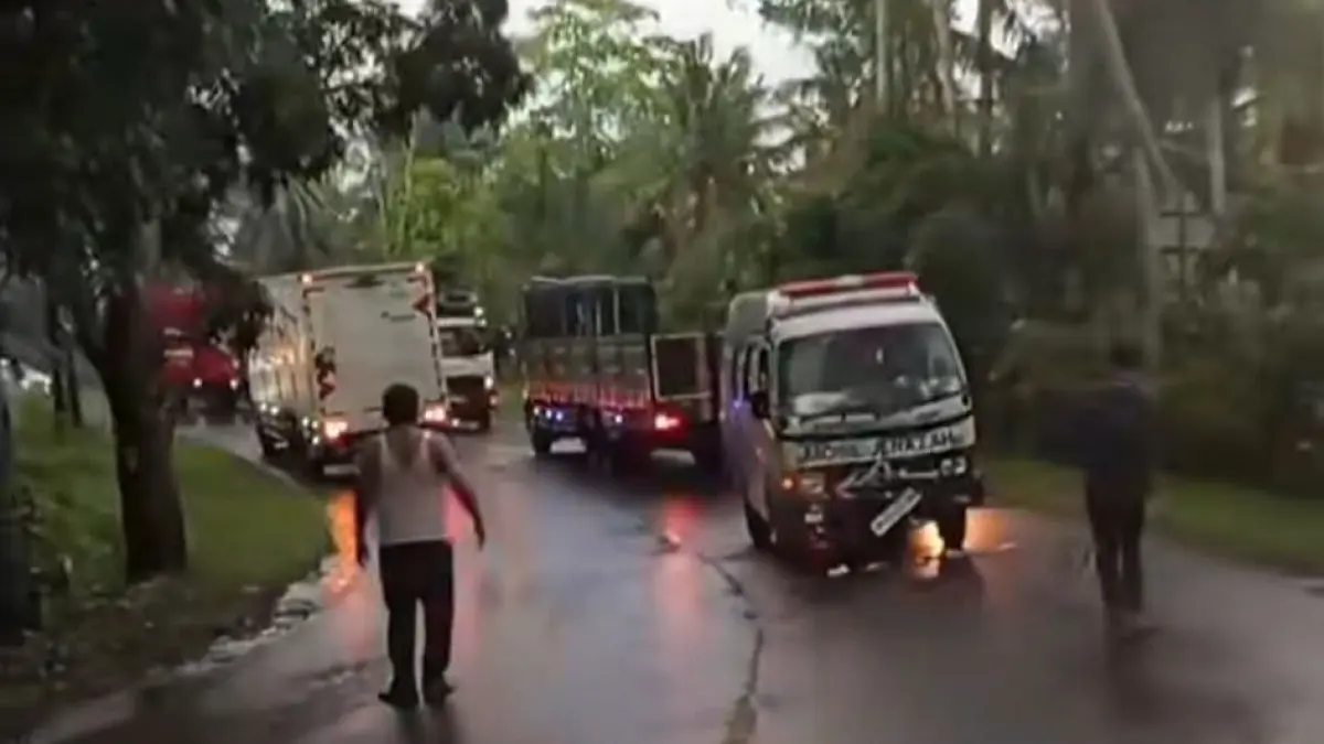 Kondisi mobil ambulans pengangkut jenazah yang mengalami kerusakan parah usai menabrak bagian belakang truk tangki Pertamina di jalur Denpasar-Gilimanuk. (Foto Juliadi) 