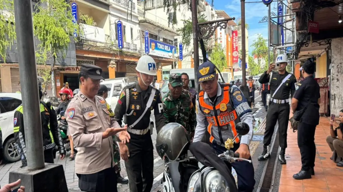 Petugas gabungan menindak tegas warga yang parkir sembarangan di Jalan Gajah Mada Denpasar, kemarin. (Foto Adrian Suwanto)