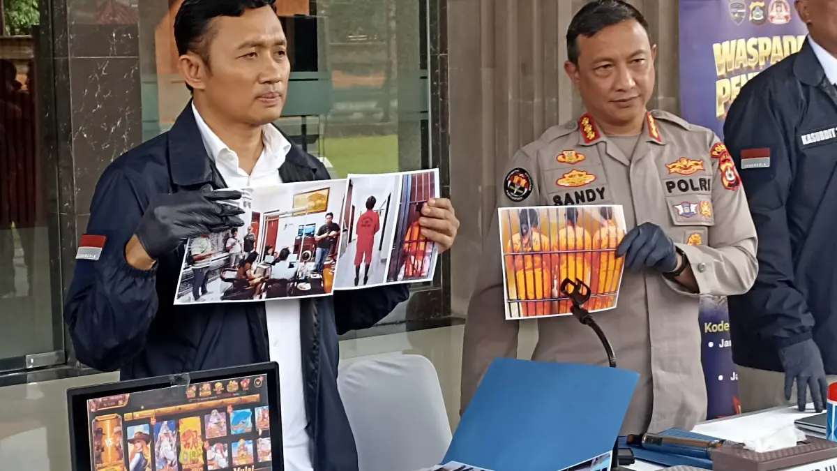 Petugas kepolisian menunjukkan barang bukti dari pengungkapan dua kasus besar kejahatan siber di Bali. (Foto Adrian Suwanto)&nbsp;