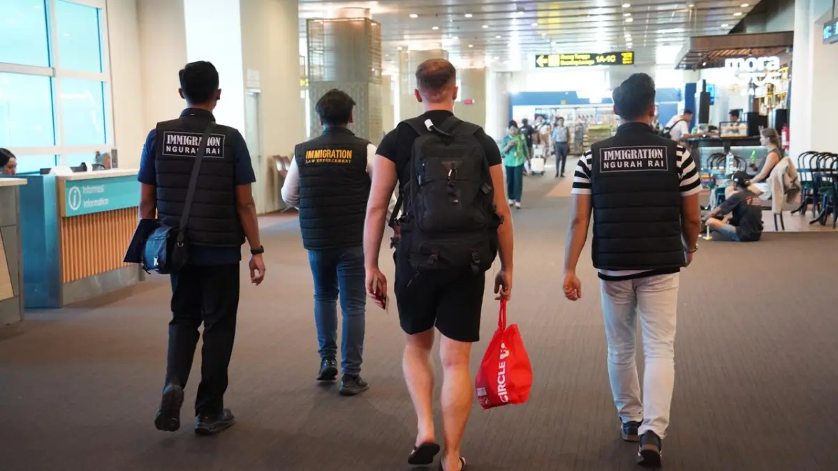 Pria asal Italia berinisial GI, 24, terlihat berada di terminal keberangkatan internasional Bandara I Gusti Ngurah Rai sebelum dideportasi. (Istimewa) 