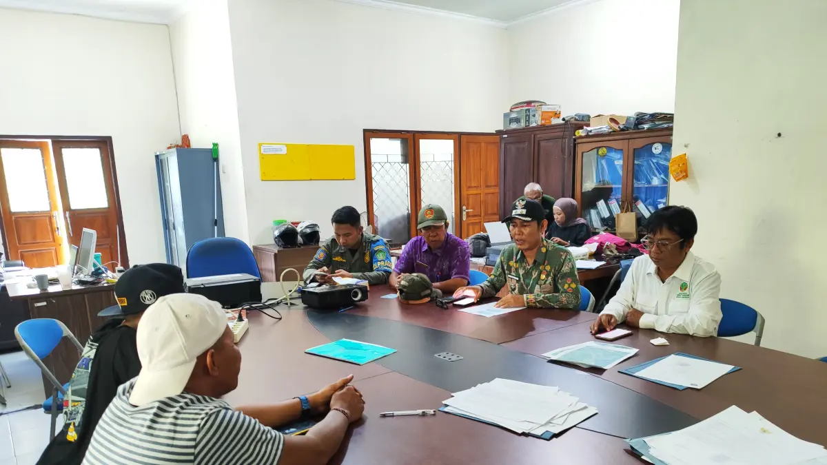 Sopir dan kernet pengangkut buah dibawa ke Kantor TNBB untuk dimintai keterangan dan mendapatkan pembinaan dari Satgas Sampah Kelurahan Gilimanuk. (Istimewa) 
