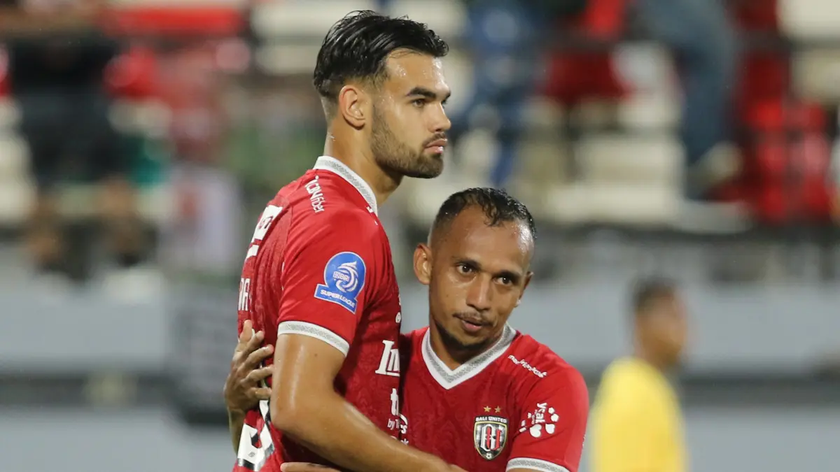 Irfan Jaya (kanan) merayakan gol dengan Jens Raven usai menekuk PSM Makassar belum lama ini. (Foto Miftahuddin M. Halim) 