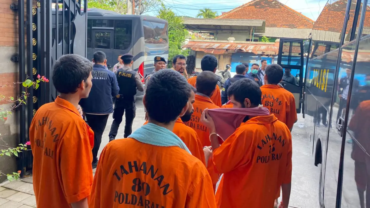 Polda Bali melimpahkan 35 tersangka judi online asal India ke Kejaksaan Negeri Denpasar, setelah dinyatakan lengkap dan memenuhi syarat penuntutan atau P-21. (Foto Adrian Suwanto)&nbsp;
