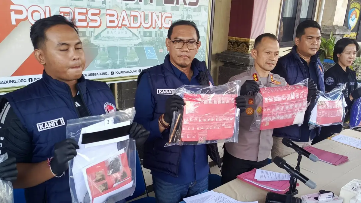 Kapolres Badung AKBP Joseph Edward Purba (berbaju cokelat) bersama jajaran Satresnarkoba menunjukkan barang bukti narkotika yang berhasil diamankan. (Foto I Wayan Widyantara)&nbsp;