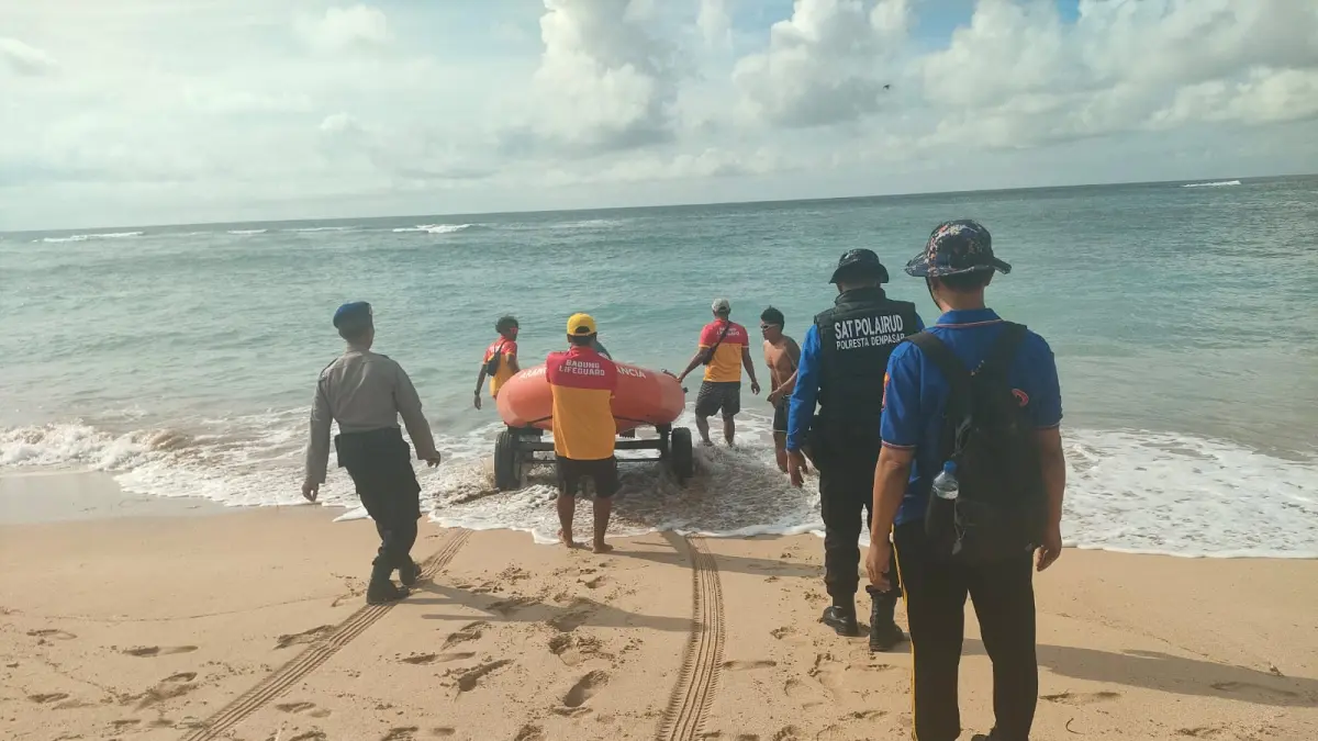 Petugas gabungan mengevakuasi jasad warga negara asing asal Serbia, Sinisa Bilanovic, yang ditemukan mengapung di perairan Pantai Mengiat, Nusa Dua, Kuta Selatan, Badung, Rabu kemarin. (Foto Polresta Denpasar)&nbsp;
