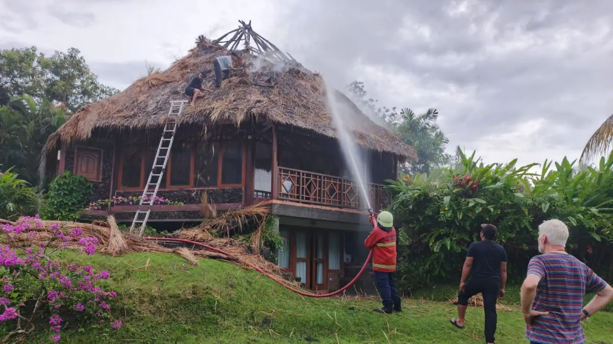 Petugas Pemadam Kebakaran dan Penyelamatan (Damkartan) Karangasem saat melakukan proses pemadaman kebakaran vila yang dipicu sambaran petir, pada Kamis pagi. (Istimewa) 
