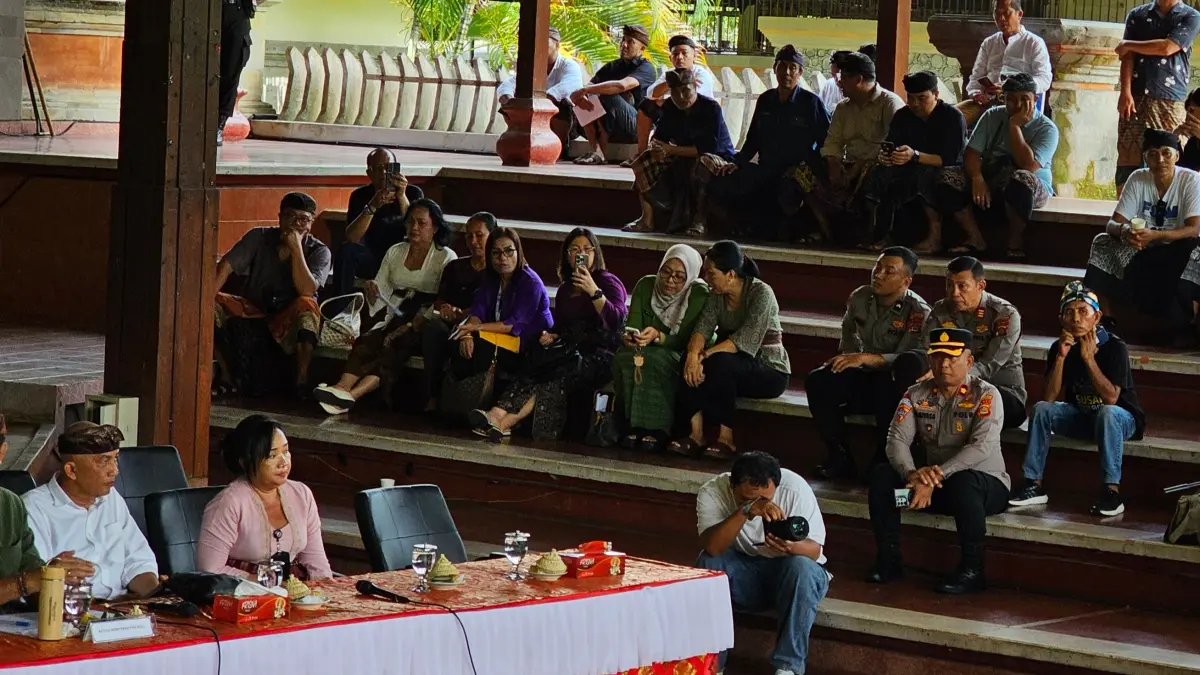 Aksi dan diskusi publik yang digelar Federasi Serikat Pekerja Mandiri (FSPM) Regional Bali bersama mahasiswa di Wantilan DPRD Bali, sebagai bentuk tuntutan keadilan bagi pekerja. (Foto Ni Kadek Novi Febriani) 