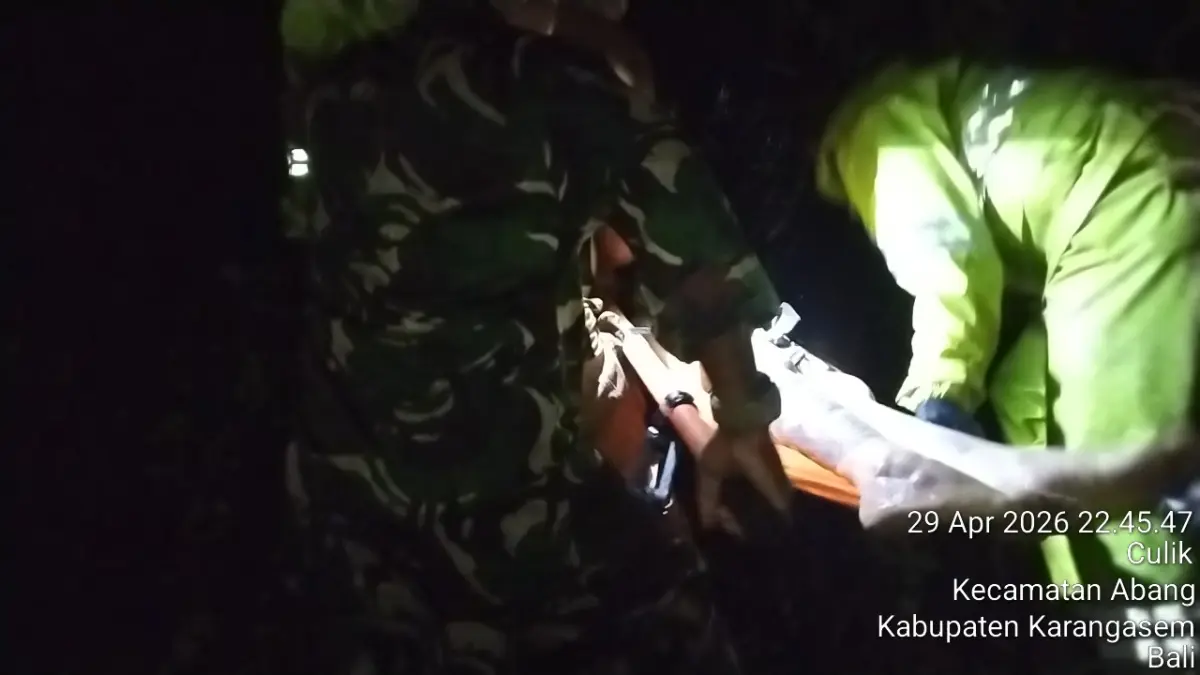 Petugas melakukan proses evakuasi terhadap korban yang nekat mengakhiri hidup dengan terjun dari Jembatan Batang, Desa Labasari, Kecamatan Abang, Karangasem, pada Rabu malam lalu. (Istimewa) 
