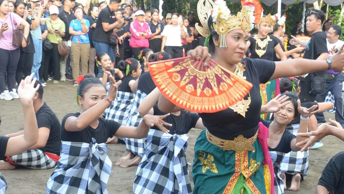 Salah satu atraksi yang menjadi pusat perhatian adalah penampilan kolosal Seni Kecak Nusantara yang dibawakan oleh para pekerja sendiri. (Foto Adrian Suwanto) 