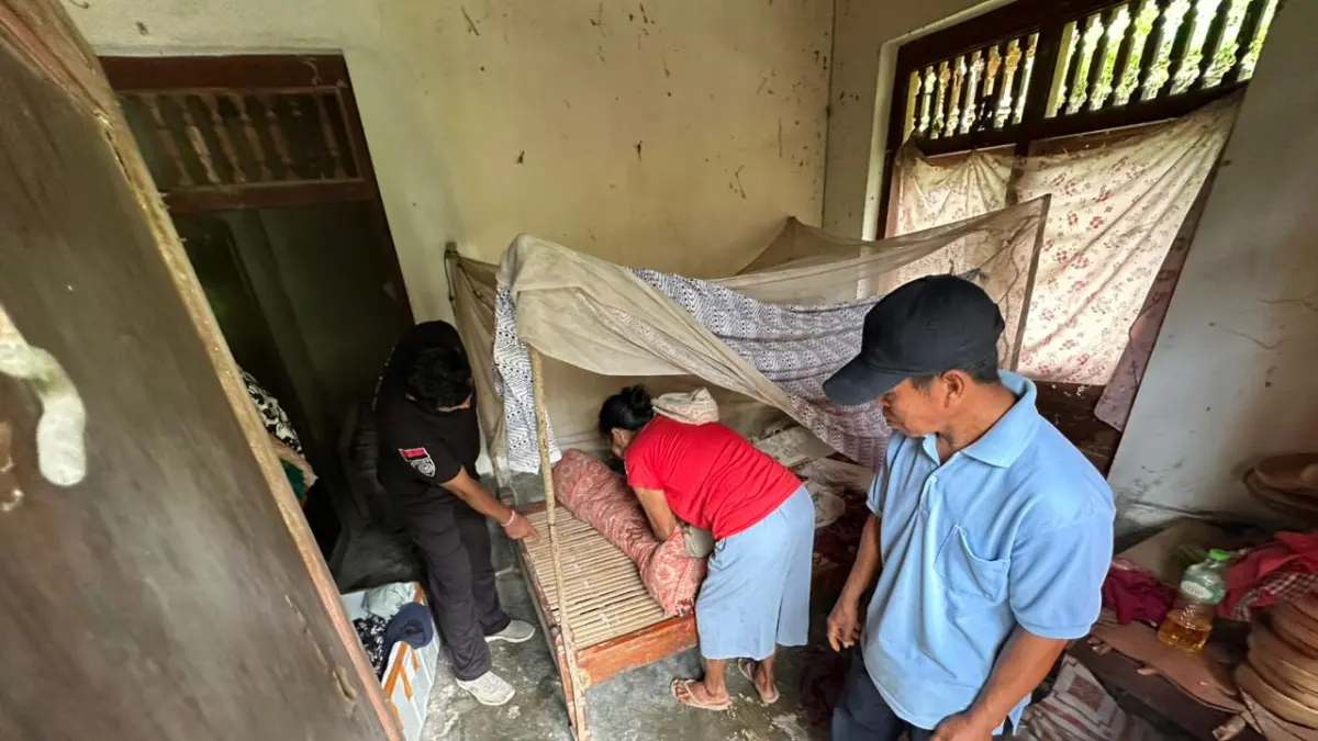 Sejumlah perhiasan emas milik Ni Wayan Suarti, 76, asal Desa Ped, Nusa Penida, yang disimpan di bawah kasur raib dicuri oleh pria yang pernah mengajaknya menikah. (Foto Polres Klungkung) 