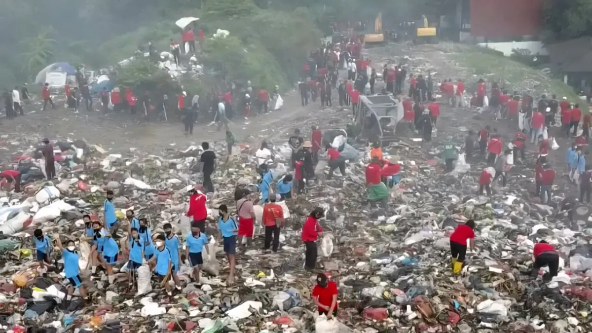 Wakil Bupati Tabanan I Made Dirga memantau kesiapan TPA Mandung, Sembung Gede, sekaligus meluncurkan Gerakan Serentak Pilah Sampah dari Rumah (Gertak PiSah Rumah) bersama siswa dan ASN lingkungan Pemkab Tabanan. (Foto Juliadi) 