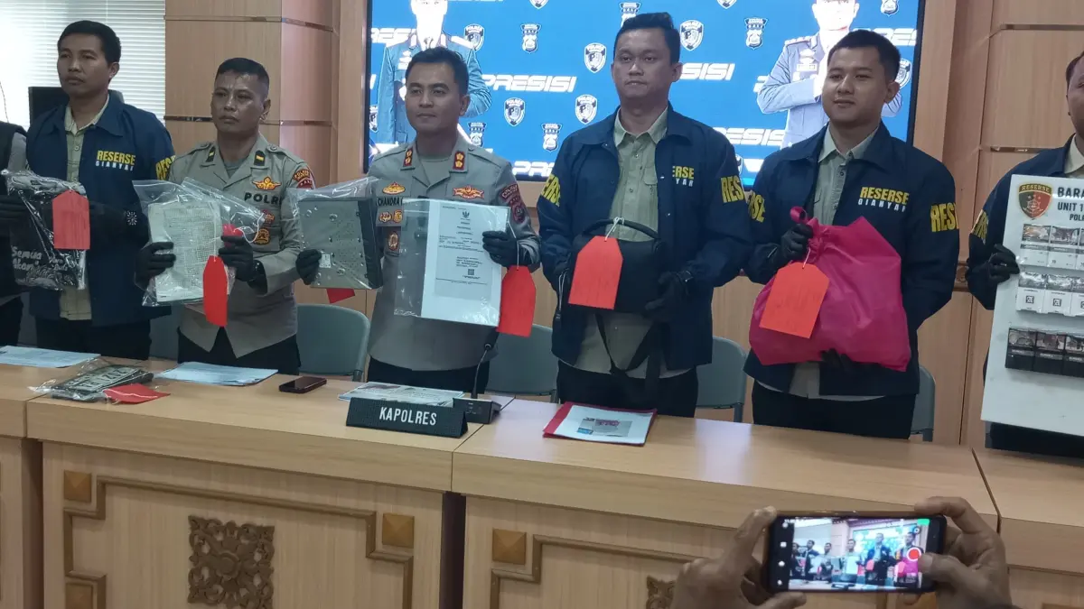 Kapolres Gianyar AKBP Chandra Kesuma (tengah) didampingi jajaran pimpinan Polres membeberkan kasus pencurian dan Tindak Pidana Perdagangan Orang (TPPO) yang diungkap, Kamis (30/4). Sembilan gadis korban kini mendapatkan pendampingan dari tim psikologi kepolisian. (Foto Indra Prasetia) 