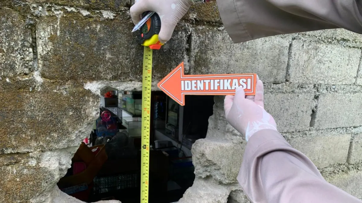 Aparat Polsek Marga melakukan olah tempat kejadian perkara (TKP) di toko sembako yang dibobol maling di Banjar Dinas Pinge, Desa Baru, Kecamatan Marga, Tabanan.(Istimewa) 