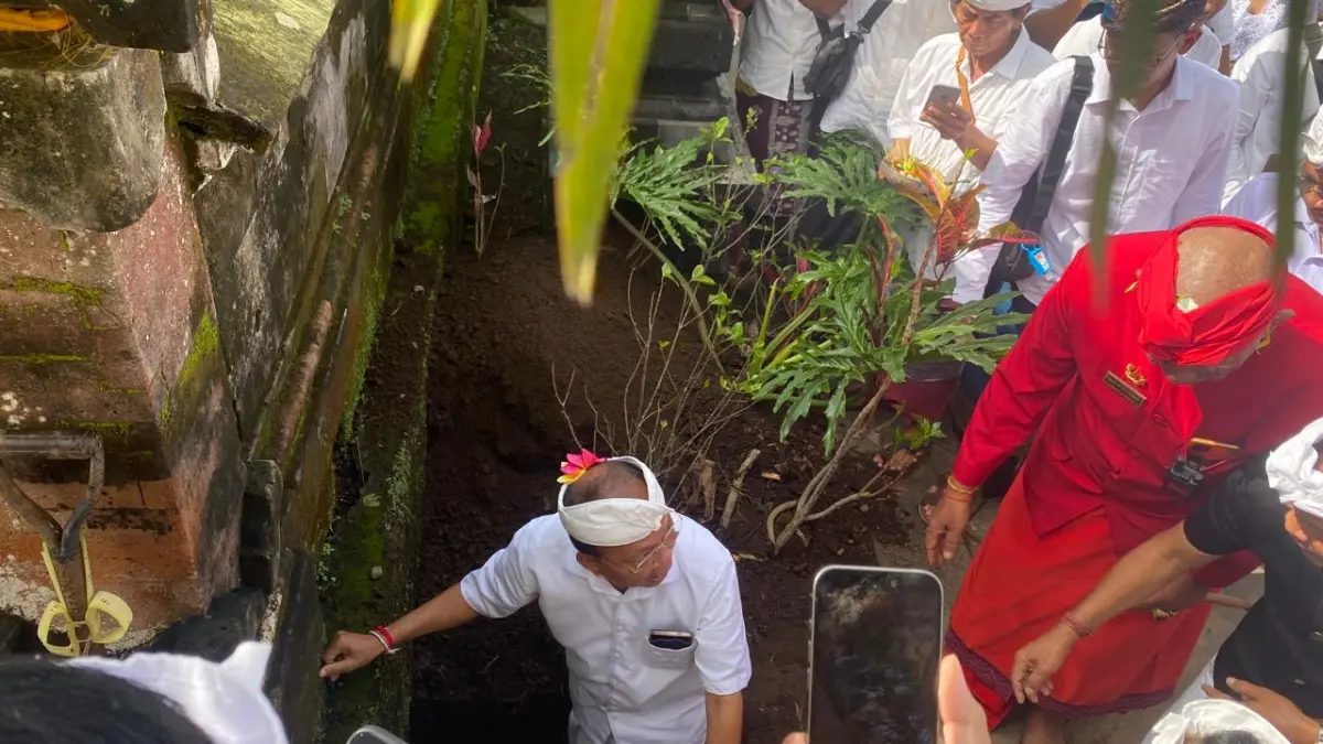 Gubernur Bali, I Wayan Koster saat melakukan prosesi peletakan batu pertama penataan dan perbaikan sejumlah pura di Kawasan Suci Pura Agung Besakih, Karangasem. (Istimewa) 