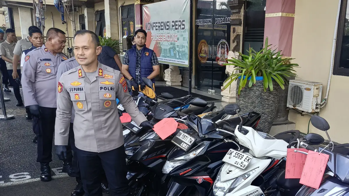 Kapolres Badung AKBP Joseph Edward Purba menunjukkan sejumlah barang bukti hasil pengungkapan 15 kasus pencurian sepanjang April 2026, dalam konferensi pers di Mapolres Badung, Kamis (30/4) lalu. (Foto I Wayan Widyantara)&nbsp;
