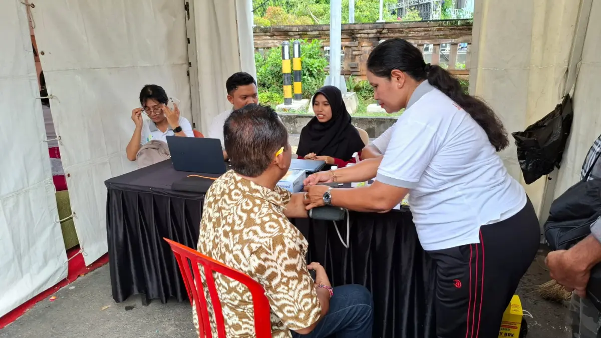 Petugas kesehatan melakukan pemeriksaan awal kepada warga yang memanfaatkan layanan cek kesehatan gratis di Stand Kesehatan Festival Semarapura VIII, Kamis lalu. (Foto Dewa Ayu Pitri Arisanti)&nbsp;