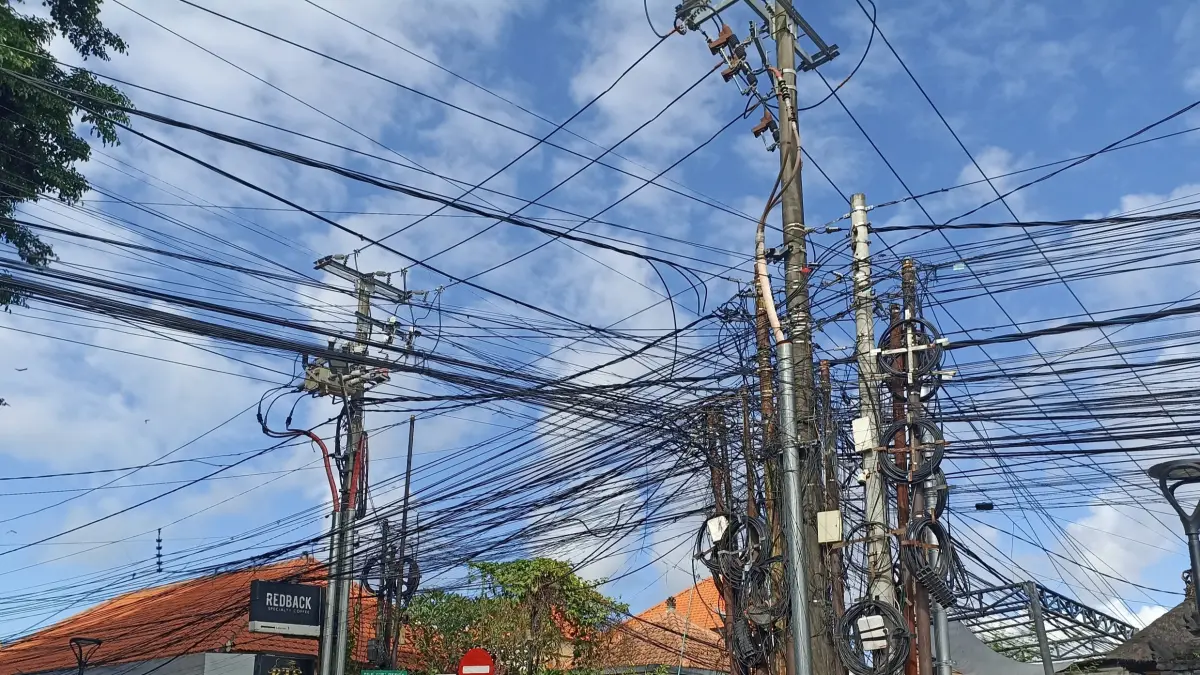 Kondisi jaringan kabel provider yang masih terpasang semrawut di sepanjang Jalan Danau Tamblingan, Sanur. Ke depannya, seluruh kabel akan dipindahkan ke dalam saluran bawah tanah melalui program SJUT-IPT. (Foto Adrian Suwanto) 
