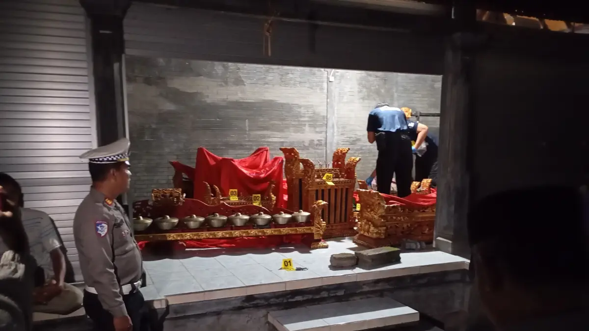 Petugas kepolisian melakukan olah tempat kejadian perkara (TKP) di Pura Dalem Pemaksan Karanganyar, pasca terjadinya pencurian alat musik gamelan milik krama. (Foto Junior) 