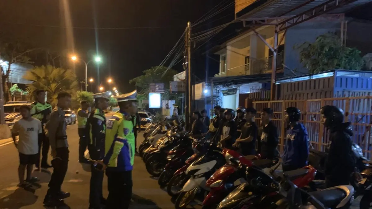 Petugas kepolisian mengamankan para pelaku trek-trekan atau balap liar di Jalur 11 Amlapura, pada Minggu dini hari kemarin.&nbsp; (Istimewa) 
