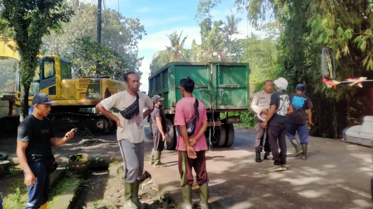 Petugas UPTD TPA Mandung melakukan pengecekan isi truk sampah dari DLH Tabanan sebelum diizinkan masuk ke lokasi pembuangan akhir. (Foto Juliadi)&nbsp;