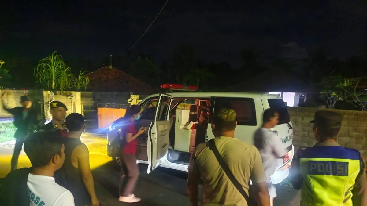 Anggota Polsek Selemadeg Timur mengamankan seorang pria yang diduga mengalami gangguan kejiwaan, untuk dibawa mendapatkan penanganan medis. (Istimewa) 