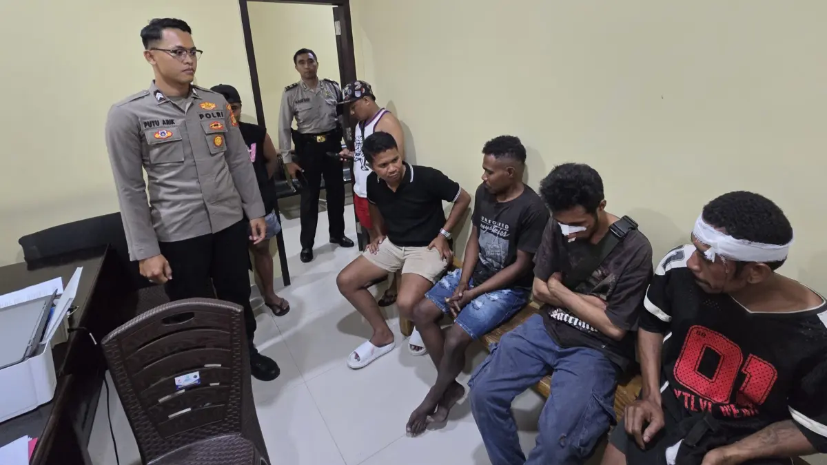 Personel Polsek Denpasar Selatan turun tangan mengamankan sejumlah pemuda yang terlibat bentrok. (Foto Adrian Suwanto)