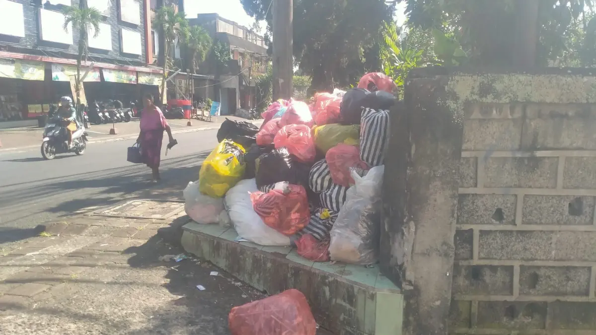 Tumpukan sampah yang tidak terpilah memenuhi pinggir jalan dan trotoar di Jalan Pahlawan serta Jalan Gajah Mada, di sekitar kawasan Pasar Tabanan. (Foto Juliadi) 
