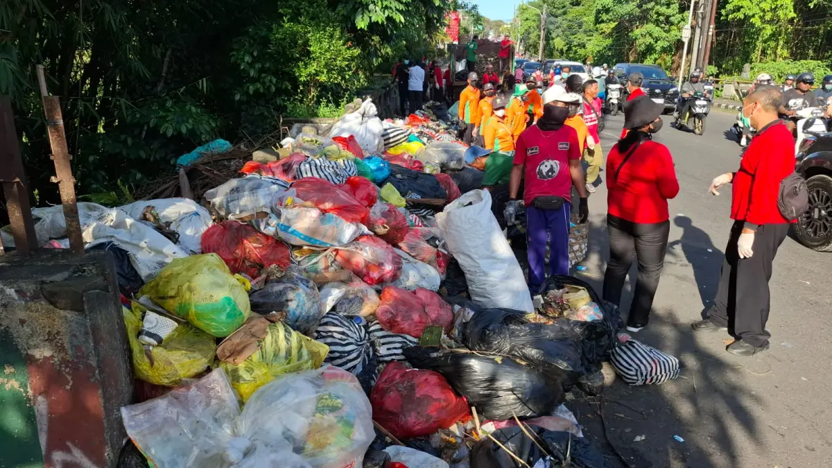 Kondisi tumpukan sampah yang memenuhi area Pasar Tabanan, menimbulkan bau tak sedap dan mengganggu aktivitas pedagang serta pembeli.  (Foto Juliadi) 