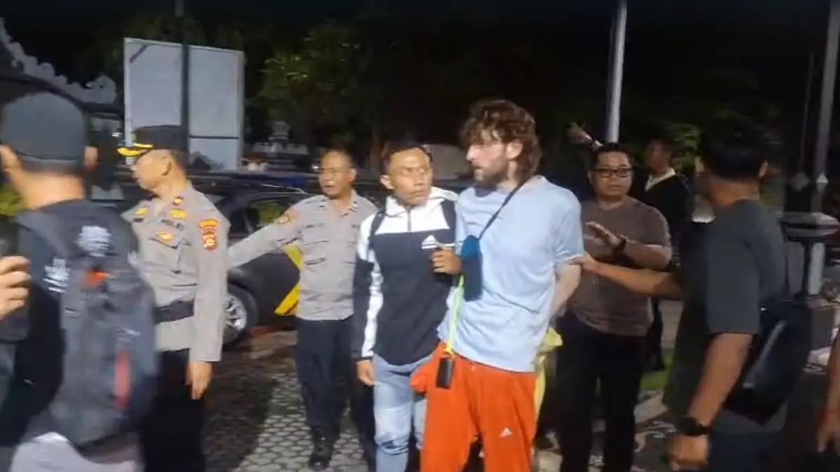 Pelaku Aaron Michel saat diamankan petugas dan akan dibawa ke Buleleng untuk mempertanggungjawabkan aksinya menusuk staf front office di salah satu resort di Kecamatan Gerokgak.(Istimewa) 