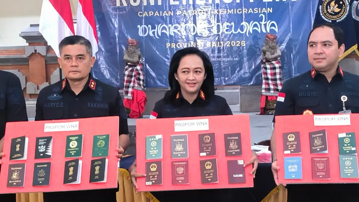 Sebanyak 62 warga negara asing (WNA) berhasil diamankan petugas Keimigrasian Bali dalam operasi rutin. ( Foto Adrian Suwanto) 