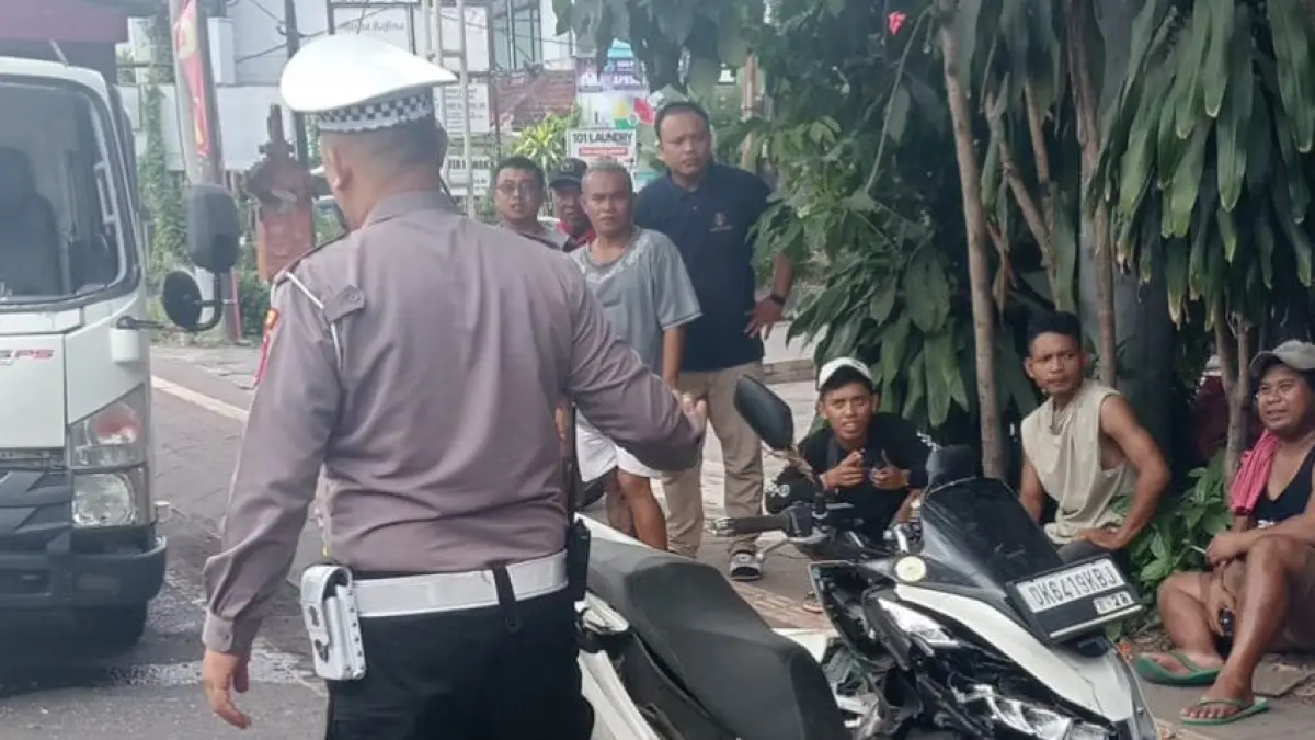 Personel Satlantas Polresta Denpasar saat melakukan olah TKP kecelakaan beruntun yang melibatkan dua truk, satu mobil Xenia, dan satu sepeda motor di simpang Jalan Gatot Subroto Timur–Jalan Jepun Dadu, Kesiman Kertalangu, Denpasar Timur, Rabu (6/5) kemarin. 